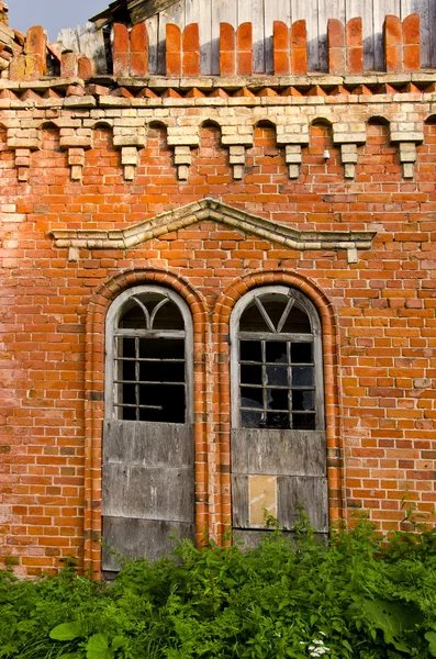 Historical manor ruins fragment with windows — Stock Photo, Image