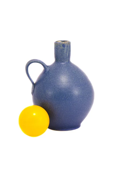 Vaso blu isolato e palla gialla — Foto Stock