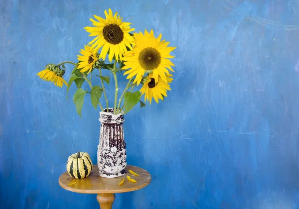 Retro vase with sunflowers — Stock Photo, Image