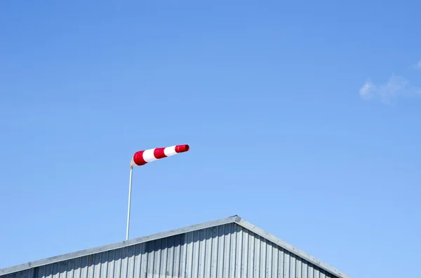 Aeródromo vermelho e branco windstock e céu — Fotografia de Stock