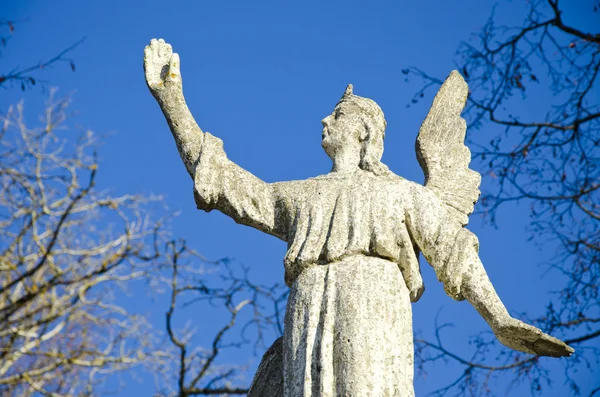Starověké angel na pozadí oblohy — Stock fotografie