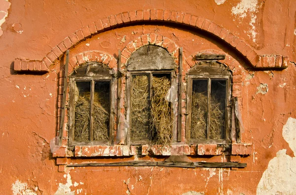 Ιστορικό αρχοντικό κτίριο windows με άχυρο — Φωτογραφία Αρχείου