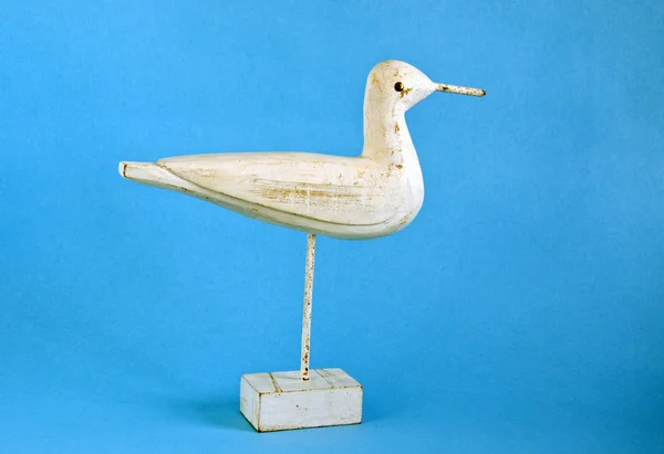 木製とレトロな装飾的な鳥の彫刻 — ストック写真