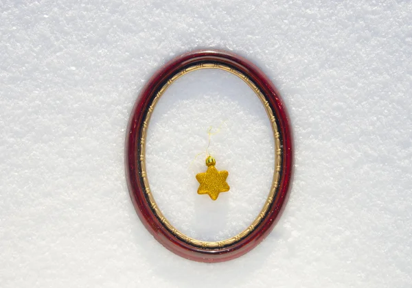 Moldura oval na neve e brinquedo de Natal — Fotografia de Stock