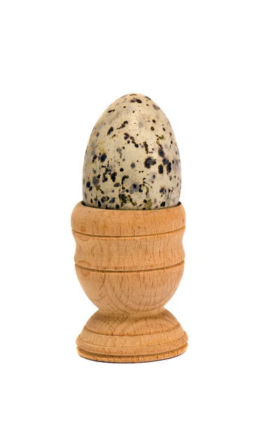 Huevo aislado en la taza de huevo de madera — Foto de Stock