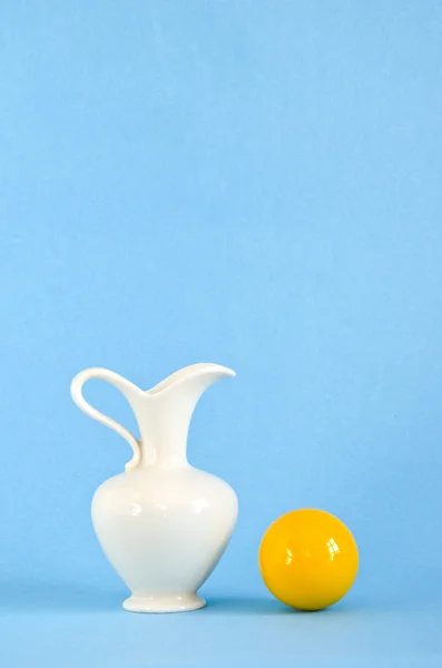 Biały wazon i żółta piłka — Zdjęcie stockowe