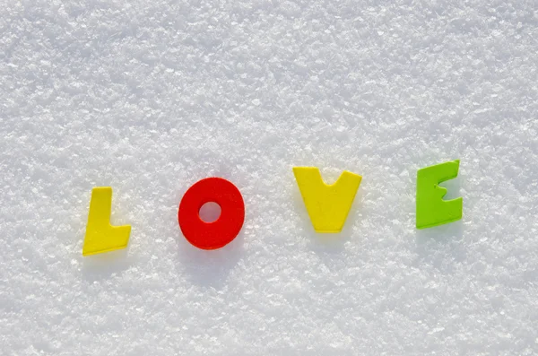 Woord liefde op wintersneeuw — Stockfoto