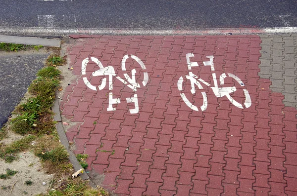 Велодорожка с символикой в городе — стоковое фото