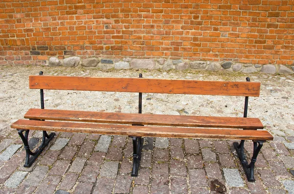 Dřevěná lavička na ulici — Stock fotografie