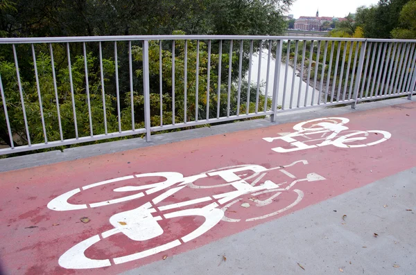 Городской мост с велосипедными символами — стоковое фото