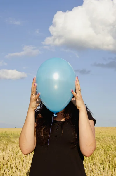 Νεαρή γυναίκα εκμετάλλευση γαλάζια μπαλόνι — Φωτογραφία Αρχείου