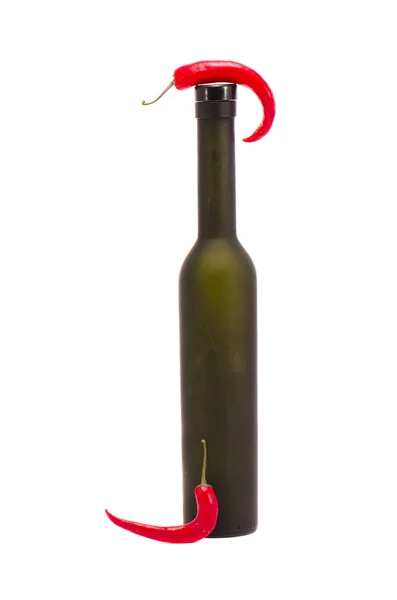 Izolovaná láhev a dvěma chilli papričky — Stock fotografie