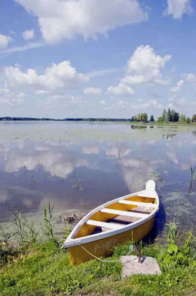 Žlutá loď na jezeře v létě — Stock fotografie