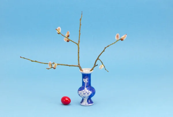 Easter time vase with egg and pussy-willow — Stock Photo, Image