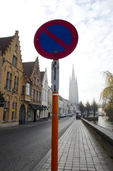 Brume matinale dans la vieille ville Bruges — Photo