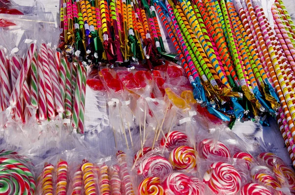 Verschiedene bunte Süßigkeiten auf der Kirmes — Stockfoto