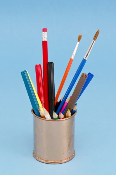 Różne pędzle i ołówki w wazonie — Zdjęcie stockowe