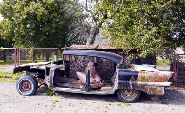 Rusted and vintage car in the park — Stock Photo, Image