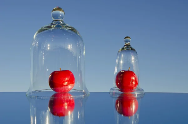 在玻璃罐子和镜像的两个苹果 — 图库照片