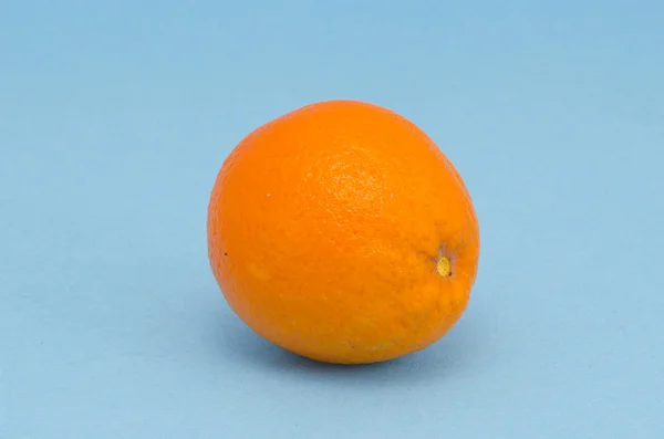 Een oranje op azuurblauwe achtergrond — Stockfoto