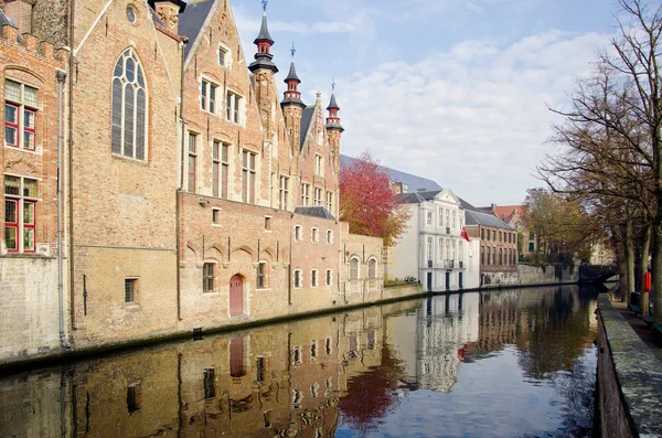 Canais históricos e casas em Brugge — Fotografia de Stock