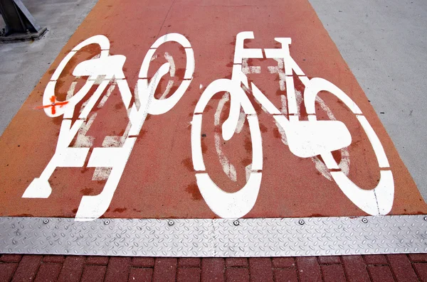 Radwegbeschilderung auf Gehweg — Stockfoto