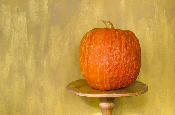 Orange pumpkin on the small table — Stock Photo, Image