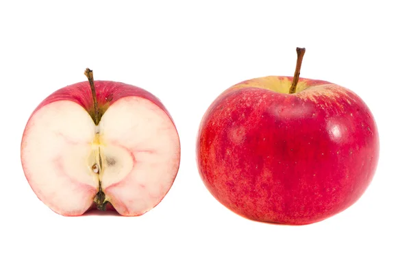 Na białym tle czerwone jabłko i jabłko kromka — Zdjęcie stockowe