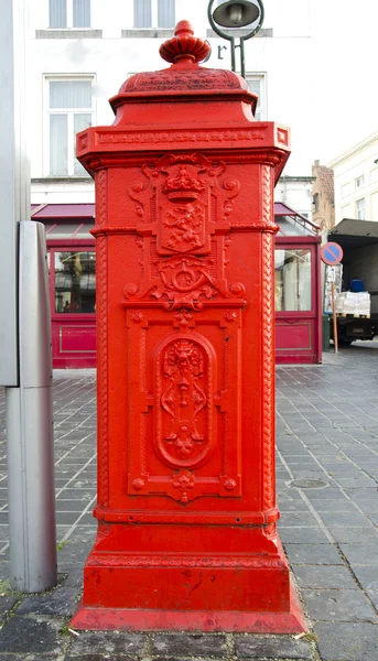 Hidrante rojo histórico y adornado en Brujas — Foto de Stock