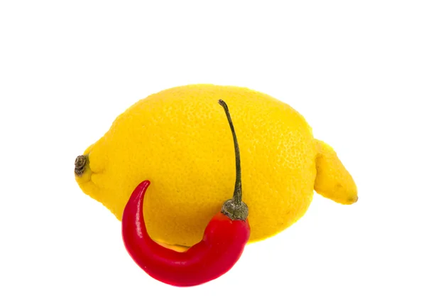 Limão isolado e pimenta vermelha — Fotografia de Stock