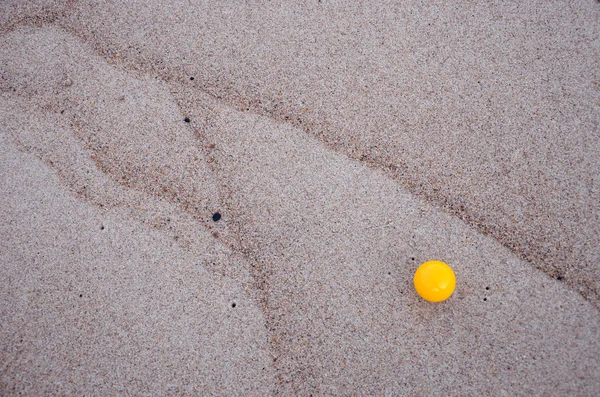 Sea beach sand background and ball — Stock Photo, Image