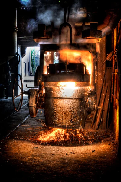 Pollepel van gesmolten staal in een ijzergieterij — Stockfoto