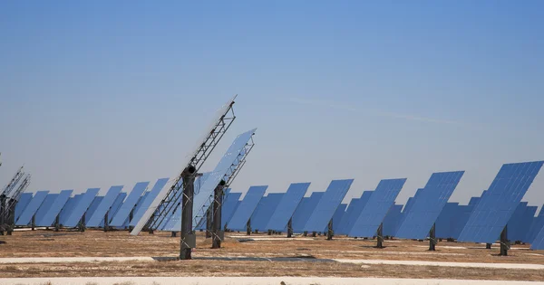 Panneaux réfléchissants d'une centrale solaire thermique — Photo