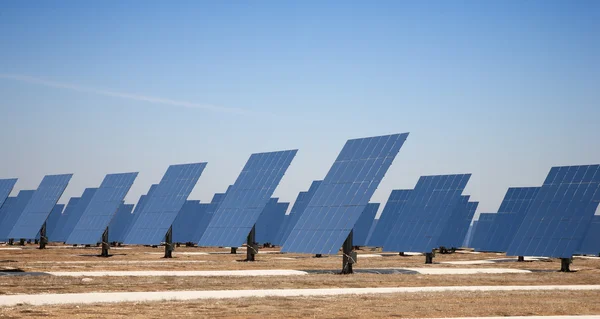 Reflecterende panelen van een thermische zonne-energiecentrale — Stockfoto