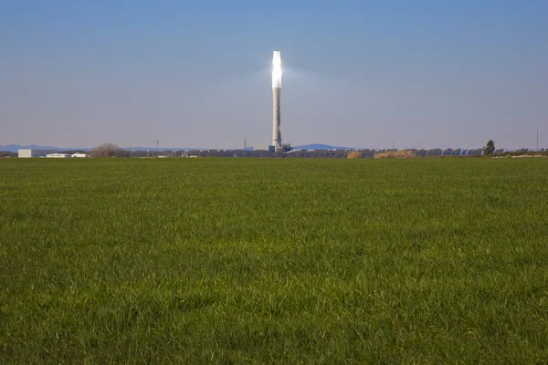 Torre de una planta solar térmica — Foto de Stock