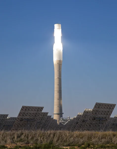 Torre di un impianto solare termico — Foto Stock