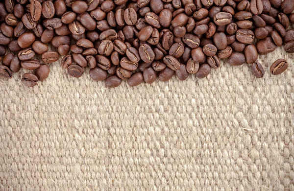 Grão de café no saco de cânhamo — Fotografia de Stock