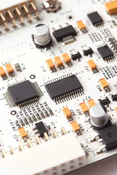 Witte elektronische circuit board, bovenaanzicht met details — Stockfoto