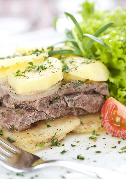 Steak met aardappelen, tomaten en uien — Stockfoto
