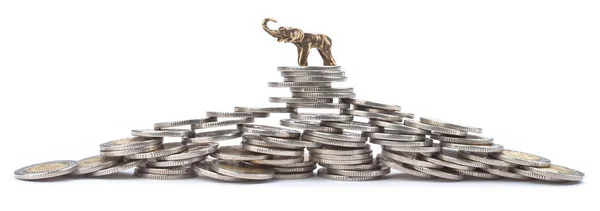 Készült érmék és szerencsés elefánt felső a piramis — Stock Fotó