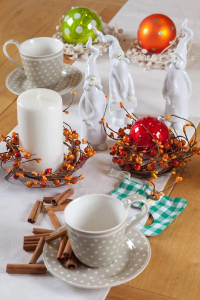 Julbordet med kopp och bollar — Stockfoto