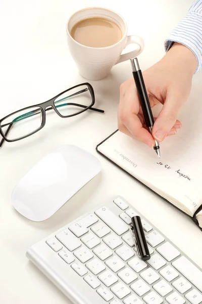 Üzletember íróasztal kezét és toll — Stock Fotó