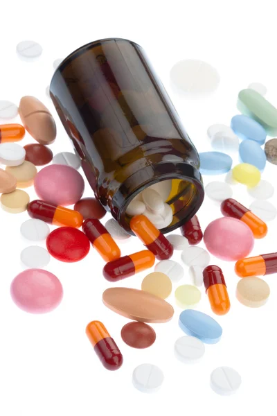 Piller som rinner ut ur den bruna flaskan — Stockfoto