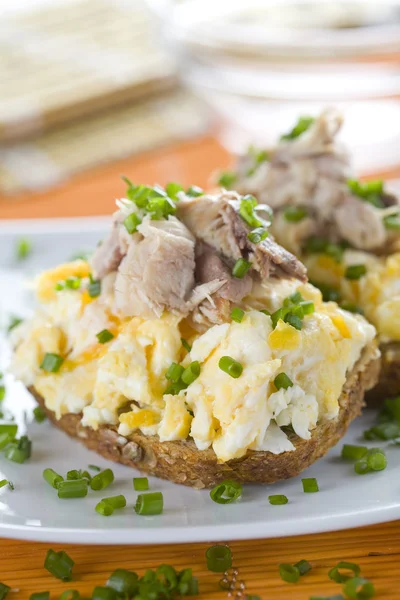 Sandwich with scrambled eggs and mackerel — Stock Photo, Image