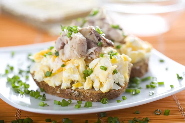 으깬 계란과 고등어 샌드위치 — 스톡 사진