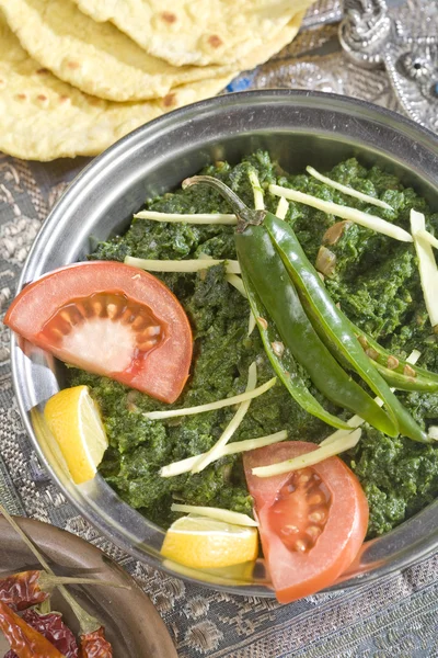 Indiaas eten, spinazie — Stockfoto