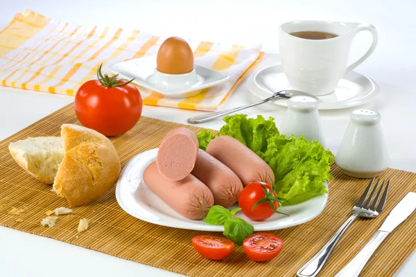 stock image Breakfast sausages, tomato, egg, and cup of tea