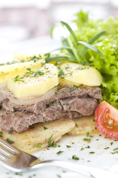Steak met potat — Stockfoto