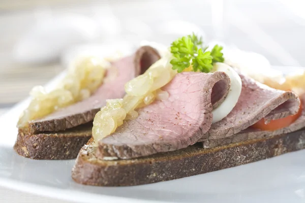 Smörgås med stekt kött — Stockfoto