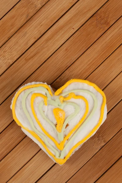Gingerbread heart on a wooden pad — Stock Photo, Image